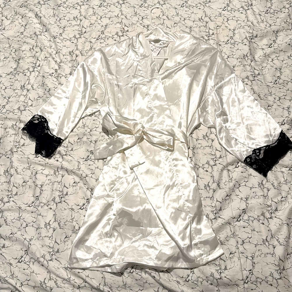 White Silky Robe - Bridal - Fredericks Of Hollywood- New With Tags